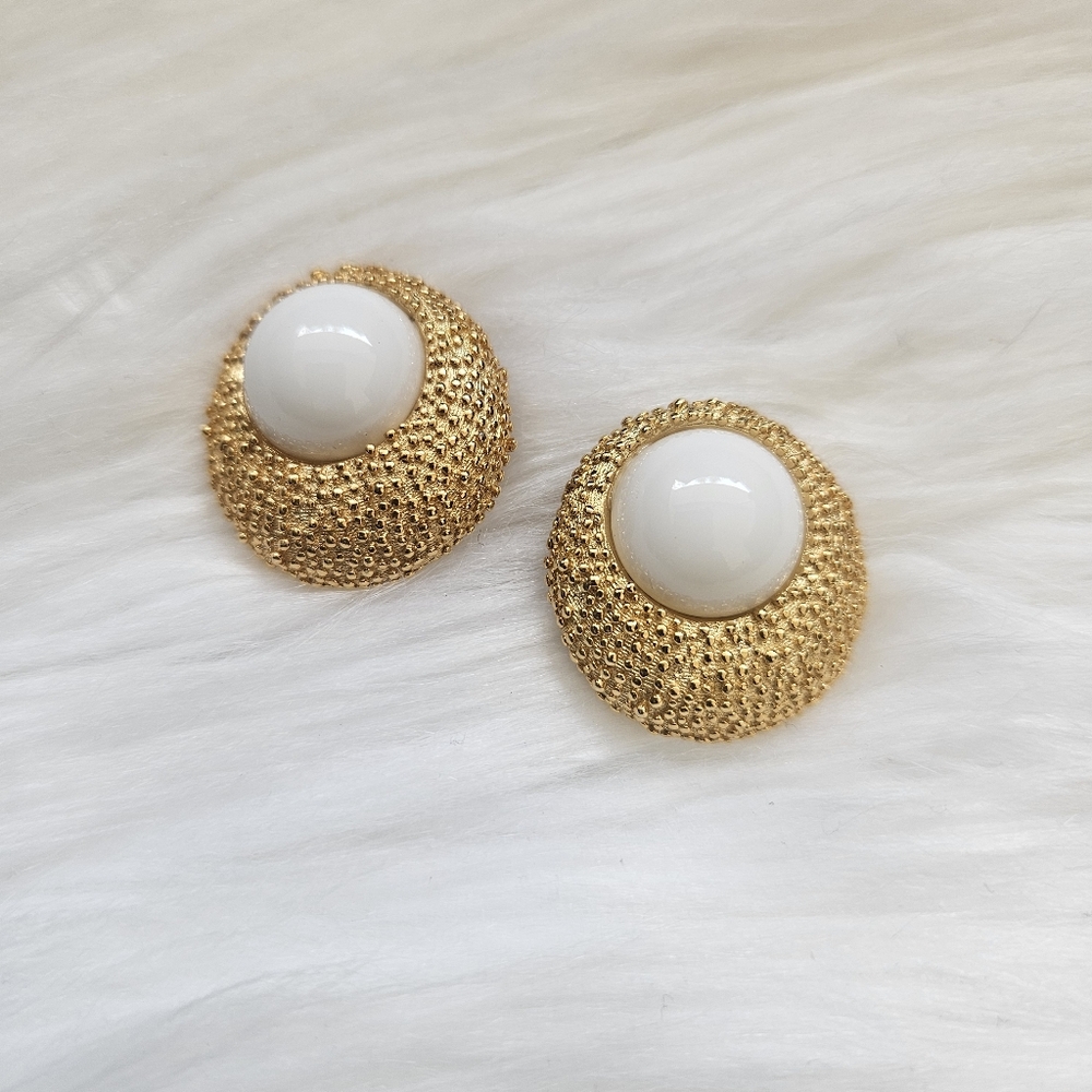 Vtg Signed Crown Trifari Textured Gold Tone Faux Pearl Cabochon Clip Earrings